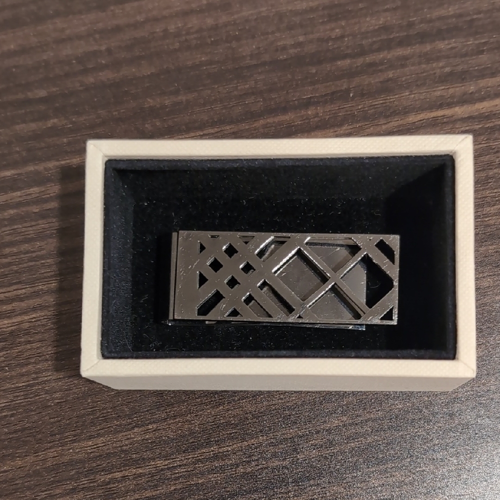 Burberry Silver Money Clip with Geometric Design - Picture 5 of 6